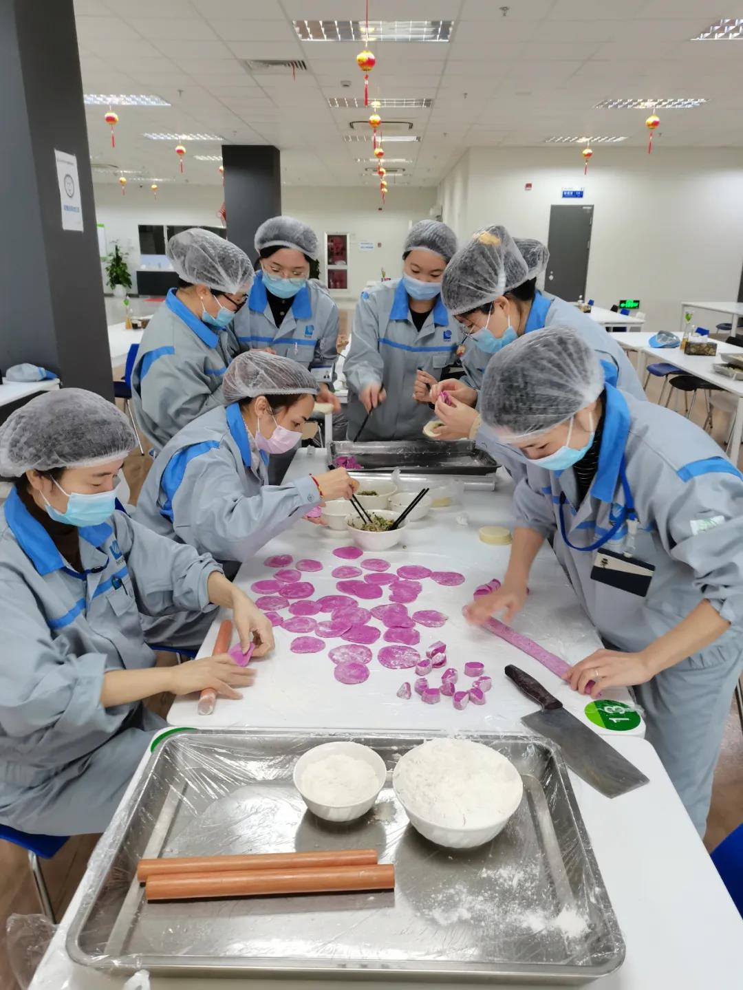 餃子作りを楽しむNGK（蘇州）環保陶瓷有限公司の従業員達